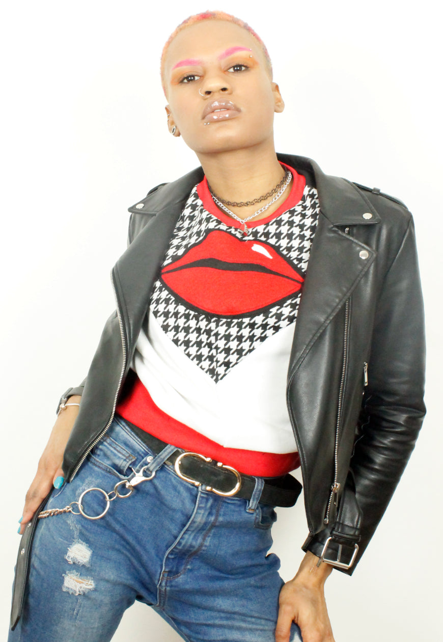 Kiss chase - Houndstooth, red and white batwing sweater with red lips.
